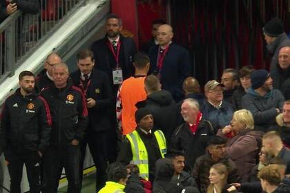 La salida de Cristiano rumbo al vestuario, mientras un partido del United por la Premier League aún se jugaba, estuvo en el banco y no había ingresado.
