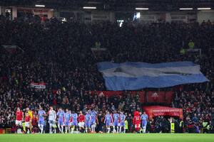 Los ingleses se desviven por los campeones del mundo argentinos (y con bandera en Old Trafford)