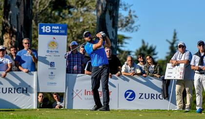 La salida del campeón del Abierto del Centro en el hoyo 18