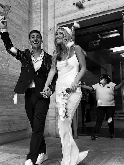 La salida del registro civil de la calle Uruguay, en blanco y negro, por el fotógrafo que contrató la pareja, en una imagen que Eugenia compartió en sus redes sociales