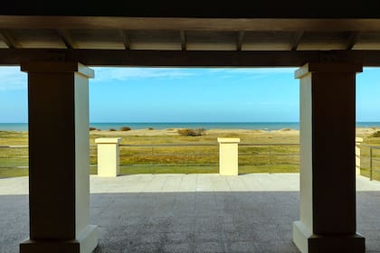 La salida del salón principal de Altamar con vista al mar de Rocas Negras, Mar del Sud