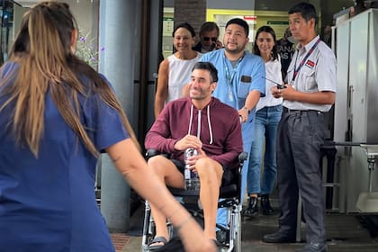 La salida del sanatorio Las Lomas de San Isidro fue un instante de felicidad, luego de una operación de alto riesgo en la que se debió detenerle el corazón para aplicarle un cardiodesfibrilador implantable.