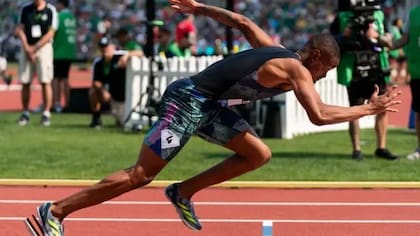 La salida es explosiva y vertical