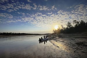 El destino de la Argentina que propone navegar entre yacarés por un río de 75 kilómetros