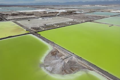 La salmuera se evapora en piscinas en las instalaciones de la planta de extracción de litio de la compañía SQM Lithium cerca de Peine, Chile, el martes 18 de abril de 2023. 