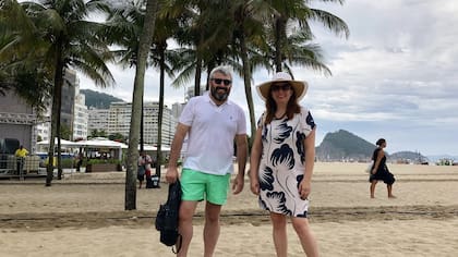 La salteña Fanny Villamayor y el porteño Luis Vertone en la playa de Copacabana