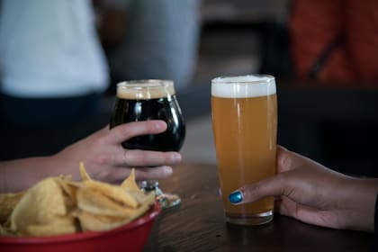 La salud digestiva se pone en riesgo al tomar cerveza junto con ciertos alimentos