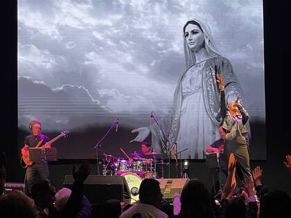 La "sanadora" Leda Bergonzi, en su concierto en la avenida Corrientes