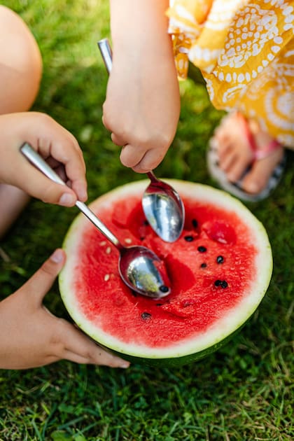 La sandía “contiene licopeno, un antioxidante que puede proteger contra el daño celular”, y que su “alto contenido en agua favorece la regularidad”.
