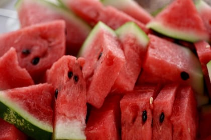 La sandía es un alimento rico en agua, ideal para mantenerse hidratado en días de mucho calor