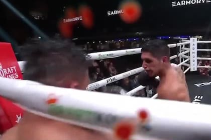 La sangre que emana de una oreja de Bornea se hace visible en la lente; Martínez dañó al filipino en el noveno round y permanece invicto, en 16 peleas totalmente profesionales.
