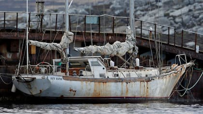 La Sanmartiniana permanece vararada en Puerto Argentino, en las Islas Malvinas, las imágenes fueron tomadas a mediados de mayo de éste año