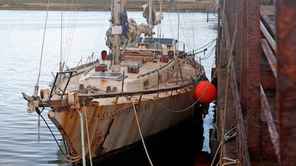 La Sanmartiniana permanece vararada en Puerto Argentino, en las Islas Malvinas, las imágenes fueron tomadas a mediados de mayo de éste año