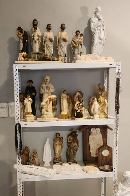 La Santería creada por María Teresa creció y hoy puede adquirirse allí todo tipo de objetos e imágenes de la religión católica