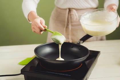 La sartén o panquequera debe estar bien caliente al momento de volcar la mezcla para los panqueques.