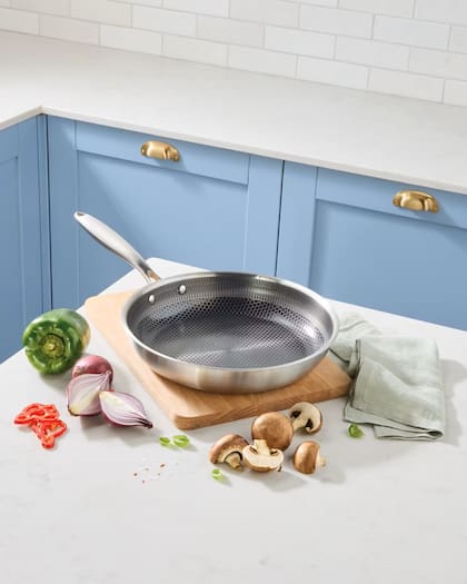 La sartén Tri-Ply tiene 28 cm y cuesta solo US$20