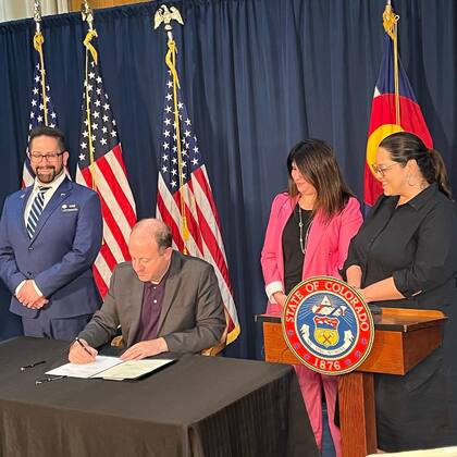 La SB25-276 fue aprobada por el Senado y la Cámara de Representantes de Colorado, y promulgada por el gobernador Jared Polis tras el impulso de legisladores demócratas