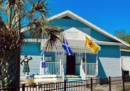 La Scottish American Society of Dunedin se encarga de seguir con las tradiciones escocesas que fundaron la ciudad en Florida