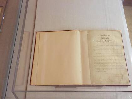 La Sección 21 del Artículo XI de la Constitución de 1849 establecía que todas las leyes debían publicarse en inglés y español, lo que convirtió a California en un estado bilingüe durante sus primeros 30 años