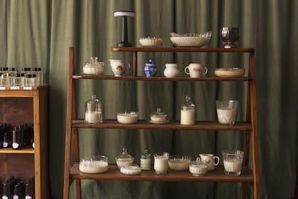 La sección dedicada a velas en contenedores vintage.