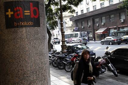 La Secretaría de Comercio, empapelada con afiches contra Sergio Massa