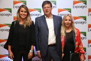 La secretaria de Comercio Exterior, Marisa Bircher, Martin Schvartzman (Expoagro) y Dolores Mitre