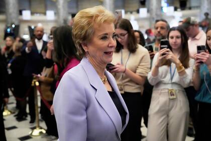 La secretaria de Educación de Estados Unidos, Linda McMahon, llega antes de que el presidente Donald Trump se dirija a una sesión conjunta del Congreso en el Capitolio en Washington, martes 4 de marzo de 2025.