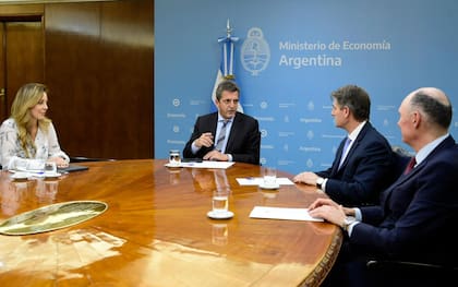 La secretaria de Energía, Flavia Royón, y el ministro de Economía, Sergio Massa, con autoridades de Chevron