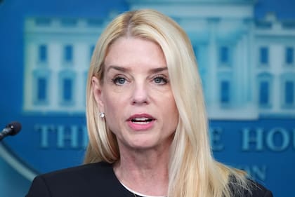 La secretaria de Justicia de Estados Unidos Pam Bondi habla con los medios de comunicación el viernes 27 de junio de 2025