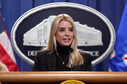 La secretaria de Justicia, Pam Bondi, habla durante una conferencia de prensa en la sede del Departamento de Justicia, en Washington, el miércoles 12 de febrero de 2025