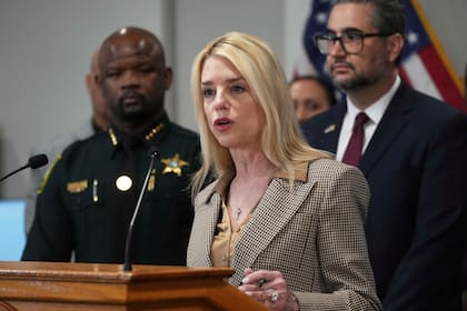 La secretaria de Justicia, Pam Bondi, respaldó públicamente el despido de Erez Reuveni, subrayando que los abogados del Departamento de Justicia deben defender sin reservas los intereses de Estados Unidos