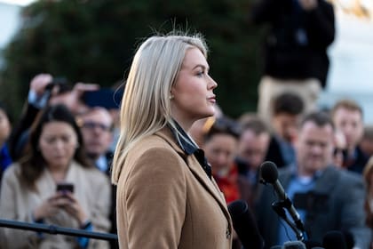 La secretaria de prensa de la Casa Blanca, Karoline Leavitt, habla con los periodistas en la Casa Blanca, en Washington, el 24 de noviembre de 2025