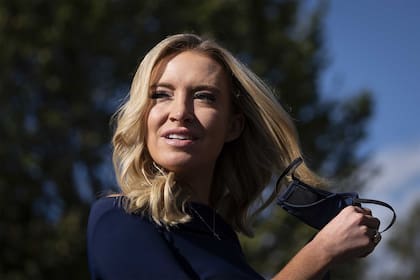 La secretaria de prensa de la Casa Blanca, Kayleigh McEnany, se saca el barbijo para hablar con periodistas, el jueves pasado