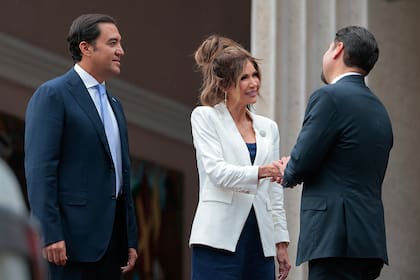 La secretaria de Seguridad Nacional de EEUU, Kristi Noem, saluda al canciller de Honduras, Javier Bú Soto, afuera de la residencia presidencial en Tegucigalpa, Honduras, el miércoles 25 de junio de 2025. (Anna Moneymaker/Pool vía AP)