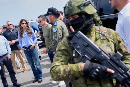La secretaria de Seguridad Nacional de Estados Unidos, Kristi Noem, conversa con el presidente de Ecuador, Daniel Noboa, en el aeropuerto Ulpiano Páez, el jueves 6 de noviembre de 2025, en Salinas, Ecuador. (AP Foto/Alex Brandon, Pool)