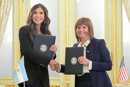 La secretaria de Seguridad Nacional de los EE.UU., Kristi Noem, junto con la ministra Patricia Bullrich