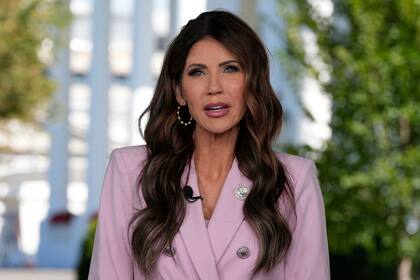 La secretaria de Seguridad Nacional, Kristi Noem, dijo que la presencia de la Guardia Nacional en Chicago depende del presidente (AP Foto/Alex Brandon)