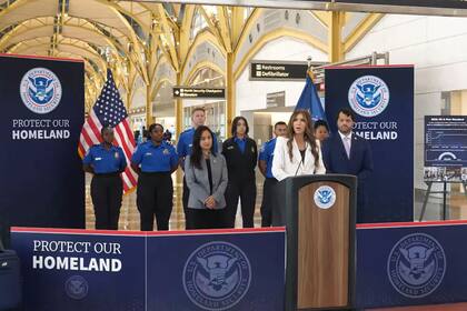 La secretaria de Seguridad Nacional, Kristi Noem, dio una conferencia de prensa desde el aeropuerto de Washington
