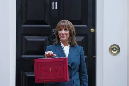 La secretaria del Tesoro británica Rachel Reeves afuera de 11 Downing Street antes de ir al Parlamento para presentar el presupuesto, en Londres, el 26 de noviembre del 2025. (AP foto/Kirsty Wigglesworth)