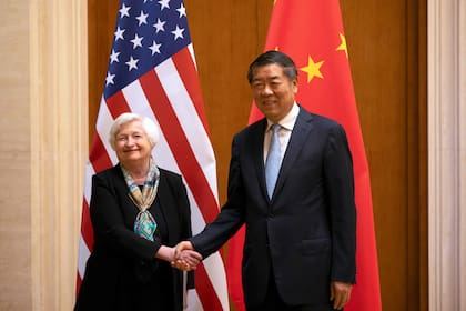 La secretaria del Tesoro estadounidense, Janet Yellen, estrecha la mano del viceprimer ministro chino, He Lifeng, durante una reunión en la Casa de Huéspedes del Estado Diaoyutai, en Pekín, el 8 de julio de 2023.