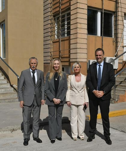 La secretaria general de la Presidencia, Karina Milei; el jefe de Gabinete, Manuel Adorni; y el ministro de Salud, Mario Lugones encabezaron esta mañana una recorrida por las instalaciones del Instituto Malbrán