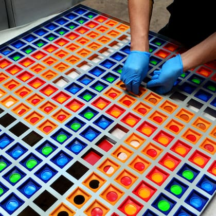 La secuencia de módulos plásticos sobre una retícula metálica, que hoy se encuentra protegida en la Fundación Ida
