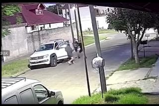 Así fue el momento en que cuatro jóvenes atacaron a un hombre en Quilmes para robarle el auto