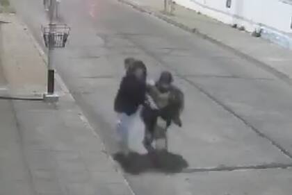 La secuencia del escape, en medio de la desesperación, quedó grabada en las cámaras de seguridad de la zona