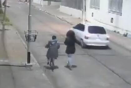 La secuencia del escape, en medio de la desesperación, quedó grabada en las cámaras de seguridad de la zona