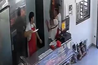 Entró a robar una carnicería y casi termina acuchillado: la rápida y temeraria reacción de dos carniceros