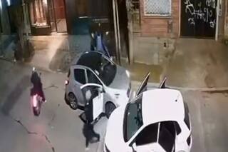 Armados y a contramano, siete ladrones robaron un auto