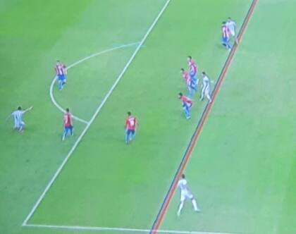 La secuencia, desde otro ángulo: la línea azul marca la posición del último defensor; Messi, en la línea roja, está inhabilitado