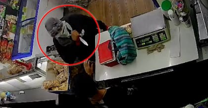 La secuencia, donde el ladrón sustrajo la plata de la caja, quedó registrada por las cámaras de seguridad del almacén en el barrio Güemes