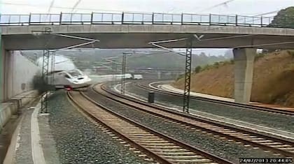 La secuencia extraída de un video revela el violento impacto del Alvia 730 a más de 190 kilómetros por hora cuando faltaban cinco kilómetros para su ingreso en Santiago de Compostela